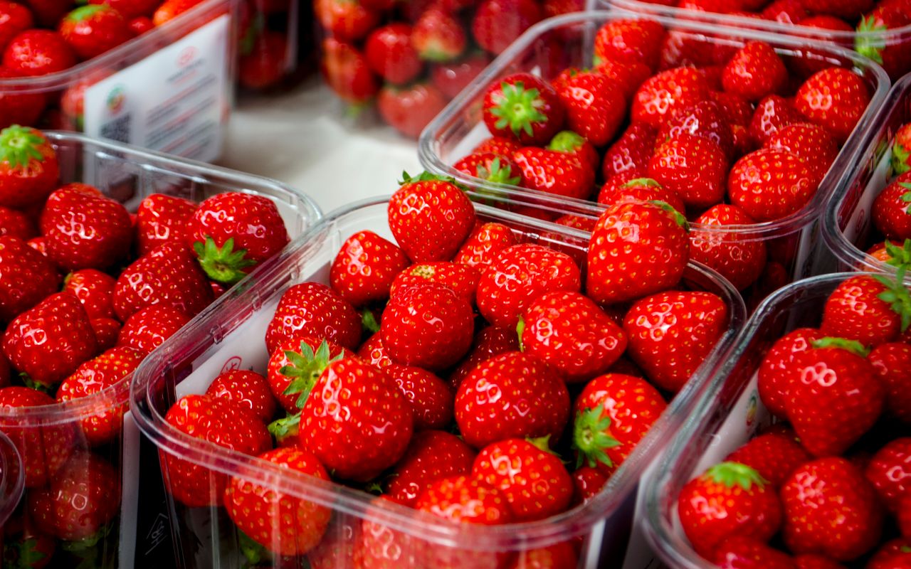 Fresh strawberries in clear thermoformed PET clamshell containers